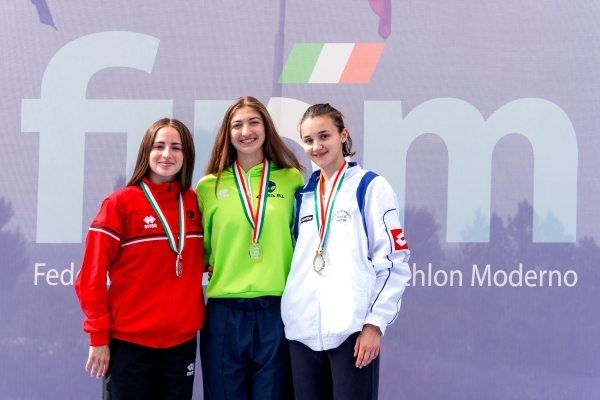 Podio  Canto Alessia JuniorA.S.D. AVIA PERVIA Gelormino Alice JuniorA.S.D. AREA 51 Ambroset Carla JuniorA.S.D. PENTANUOTO OstacoliCAMPIONATO ITALIANO di ODMaschile e FemminileMontelibretti 9-10 maggio 2026Foto D. Montano / DBM - Deepbluemedia