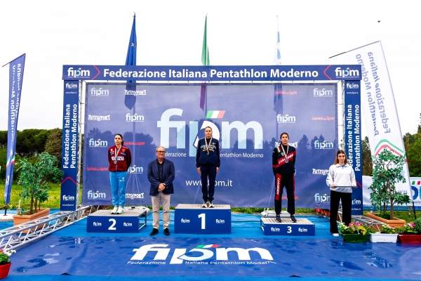 Podio Rinaudo Alice SeniorG.S. FIAMME ORO Montecchia Ludovica SeniorC.S. AERONAUTICA Micheli Elena SeniorC.S. CARABINIERI Ostacoli
CAMPIONATO ITALIANO ASSOLUTO di OD
Maschile e Femminile
Montelibretti 9-10 maggio 2026
Foto D. Montano / DBM - Deepbluemedia