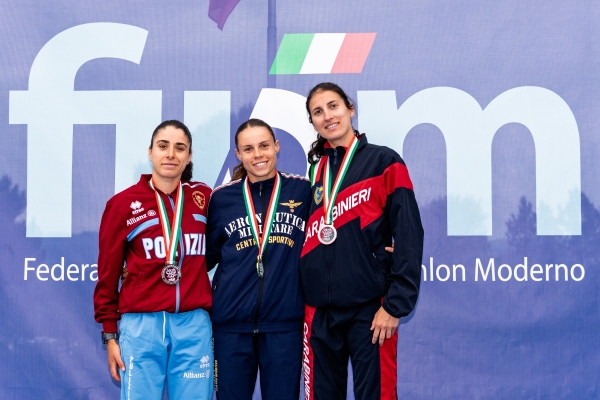 Podio Rinaudo Alice SeniorG.S. FIAMME ORO Montecchia Ludovica SeniorC.S. AERONAUTICA Micheli Elena SeniorC.S. CARABINIERI Ostacoli
CAMPIONATO ITALIANO ASSOLUTO di OD
Maschile e Femminile
Montelibretti 9-10 maggio 2026
Foto D. Montano / DBM - Deepbluemedia