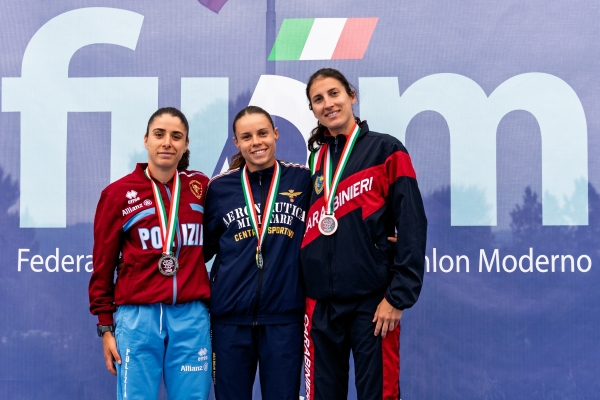 Podio Rinaudo Alice SeniorG.S. FIAMME ORO Montecchia Ludovica SeniorC.S. AERONAUTICA Micheli Elena SeniorC.S. CARABINIERI Ostacoli
CAMPIONATO ITALIANO ASSOLUTO di OD
Maschile e Femminile
Montelibretti 9-10 maggio 2026
Foto D. Montano / DBM - Deepbluemedia