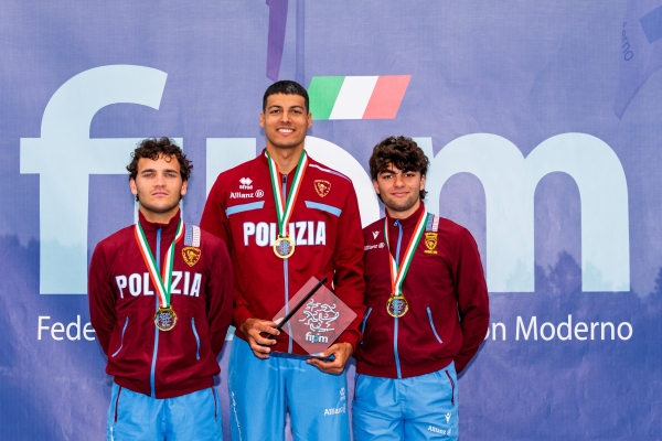 Podio GS Fiamme Oro Tromboni Emanuele SeniorG.S. FIAMME ORO Micheli Giorgio SeniorG.S. FIAMME ORO Caccia Leonardo Under 19 - AllieviG.S. FIAMME ORO Ostacoli
CAMPIONATO ITALIANO ASSOLUTO di OD
Maschile e Femminile
Montelibretti 9-10 maggio 2026
Foto D. Montano / DBM - Deepbluemedia