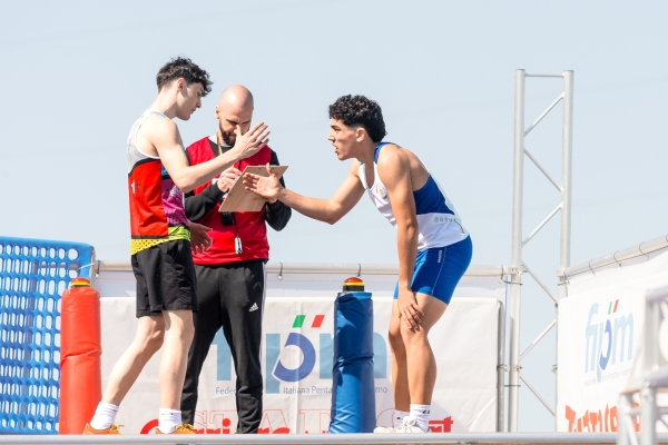 Alessio Bertulli - A.S.D. ARCADIA, Andrea Cossutti Junior Asti, Angelo Cardamone - A.S.D. P.M. TORINO Ostacoli
CAMPIONATO ITALIANO JUNIOR PENTATHLON MODERNO
Maschile e Femminile
Roma – Montelibretti 17-19 aprile 2026
Foto D. Montano / DBM - Deepbluemedia