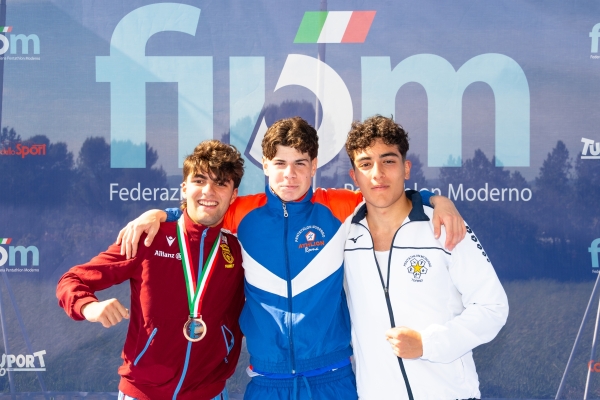 Leonardo Caccia - G.S. FIAMME ORO Tommaso Tuccimei Athilion Roma, Angelo Cardamone - A.S.D. P.M. TORINO Premiazioni
CAMPIONATO ITALIANO JUNIOR PENTATHLON MODERNO
Maschile e Femminile
Roma – Montelibretti 17-19 aprile 2026
Foto D. Montano / DBM - Deepbluemedia